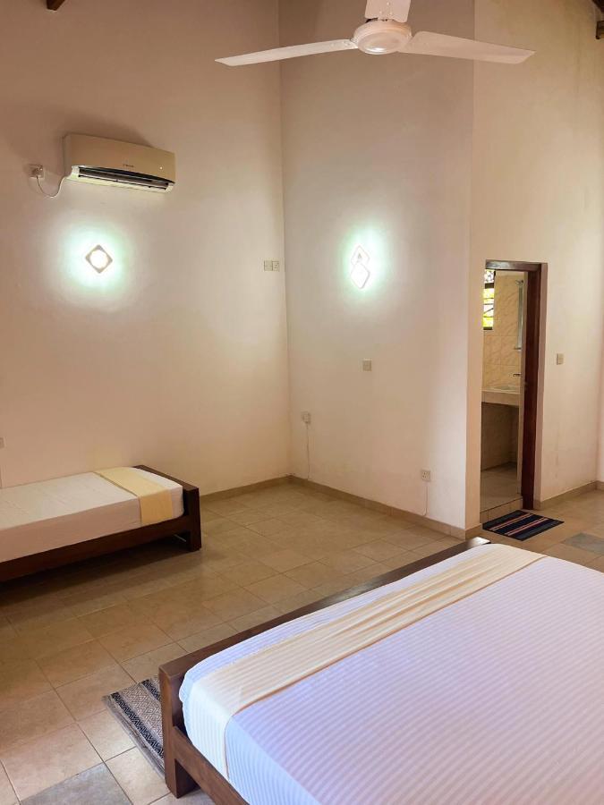 Hummus Hostel Hikkaduwa Exterior photo